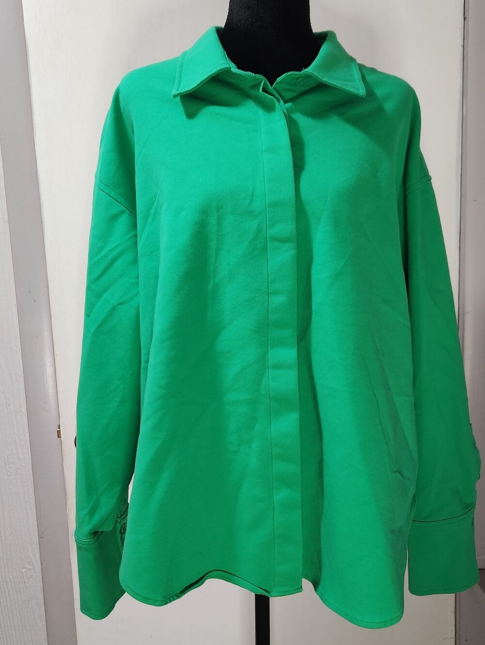Good American Weekend Shirt vibrant green oversized boyfriend-style silhouette